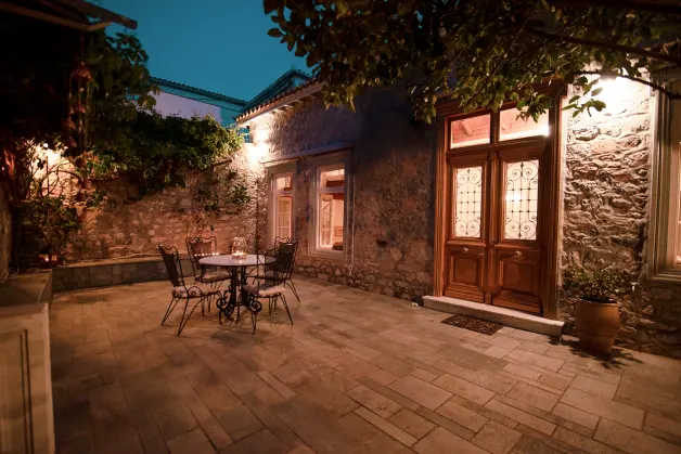 A bedroom carved in rock, to get back in touch with nature in you holidays in Hydra Island