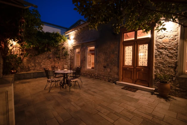 A bedroom carved in rock, to get back in touch with nature in you holidays in Hydra Island